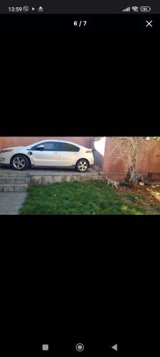 un coche blanco estacionado frente a una casa en Sweet Home Center City en Chisináu