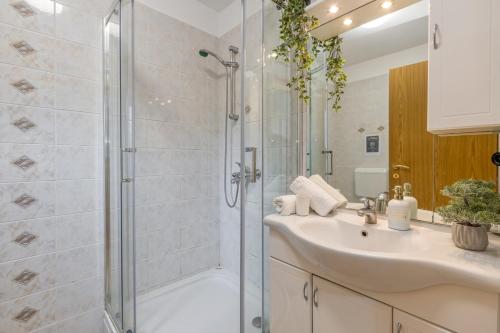 y baño con ducha y lavamanos. en Apartment between the vineyard, en Ankaran
