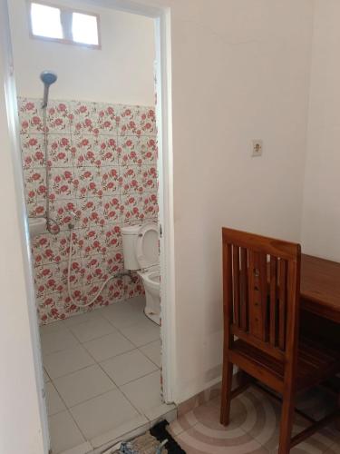 a bathroom with a toilet and a sink at Sibento Komodo Homestay in Labuan Bajo