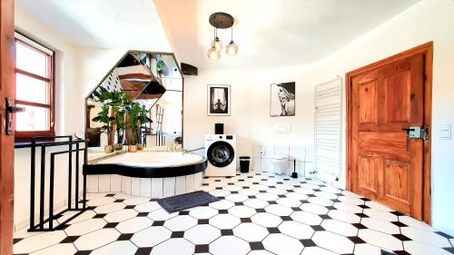 La salle de bains est pourvue d'une baignoire et d'un lavabo. dans l'établissement ROMANTIC-Apartment, Dachterrasse, Waldblick, Maisonette, Free Coffee, 90m2, à Annweiler am Trifels