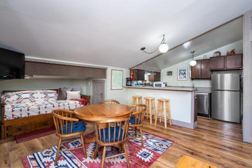 eine Küche und ein Wohnzimmer mit einem Tisch und Stühlen in der Unterkunft Dog Friendly Studio, Sleeps 4 - Creekside #92 in Bear Valley