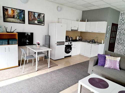 uma sala de estar com um sofá, uma mesa e uma cozinha em Samodzielny domek –typu studio - 35m2 centrum Ciechanów em Ciechanów