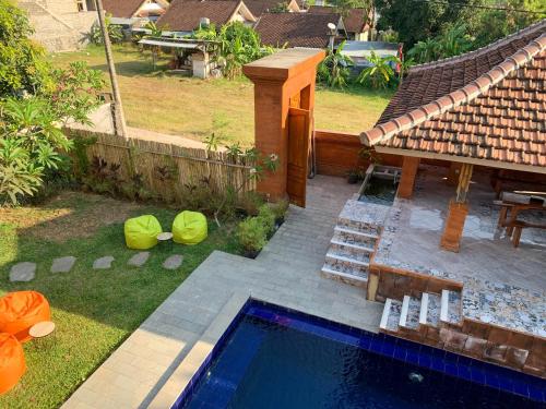 an aerial view of a backyard with a swimming pool at Candra Loka Studio & Apartment by The Loka in Kerobokan