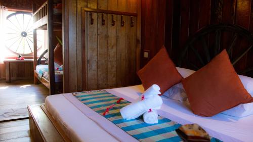 Een bed of bedden in een kamer bij Mekong Bird Resort & Hotel