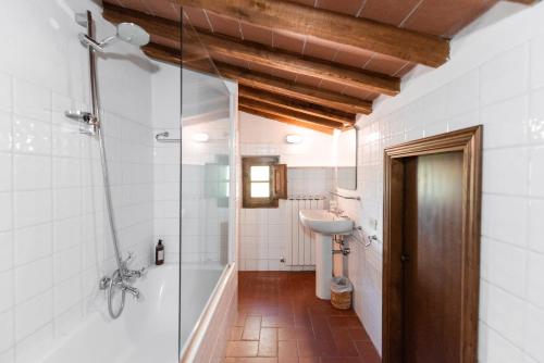 bagno con doccia e lavandino di Capanna a Siena