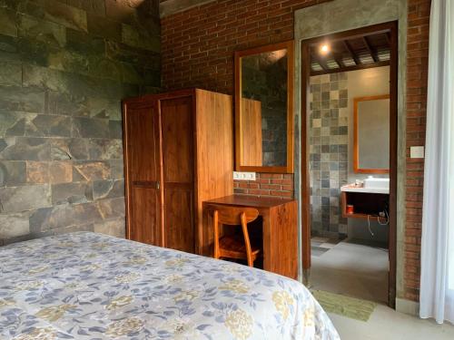 a bedroom with a bed and a bathroom with a sink at Anandinii River Lodge in Sidemen