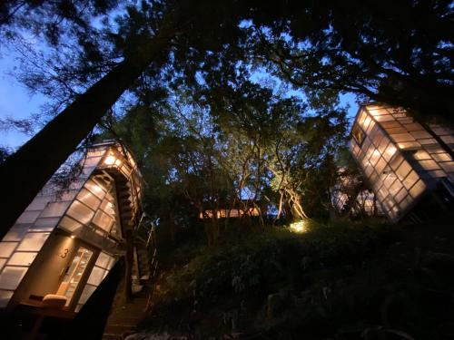 a night view of a building at night at ThinkStay Mt.(シンクステイ・マウンテン) in Mikagechō