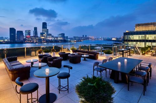 Un lugar para sentarse en Kimpton Qiantan Shanghai by IHG