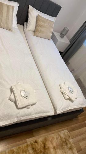 - un lit avec des draps et des oreillers blancs dans l'établissement Focus Hun 2, à Miercurea-Ciuc