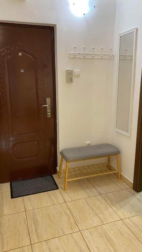 un banc assis devant une porte dans une pièce dans l'établissement Focus Hun 2, à Miercurea-Ciuc