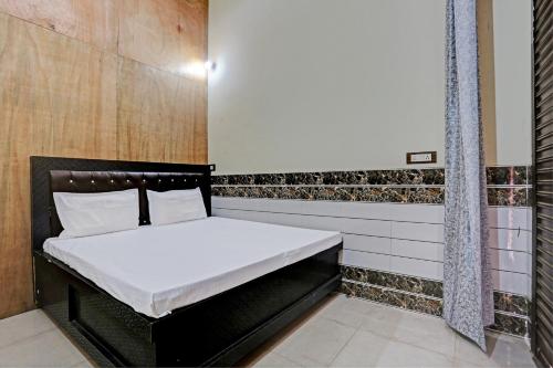 Ein Bett oder Betten in einem Zimmer der Unterkunft OYO Royal Guest House