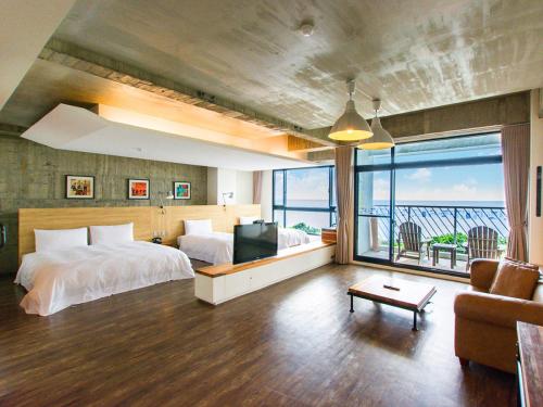 1 dormitorio con 2 camas y vistas al océano en El Puerto Hotel, en Eluan
