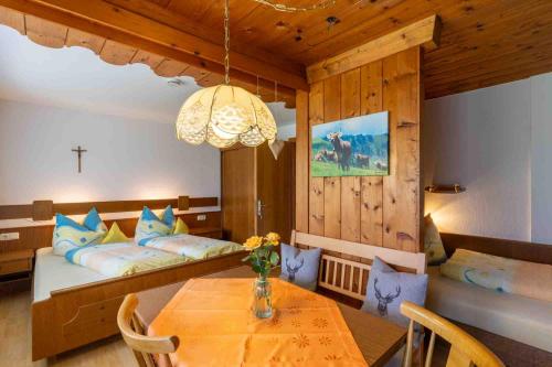 - une chambre avec un lit et une table dans l'établissement Ferienwohnung Angelika, à Sankt Gallenkirch