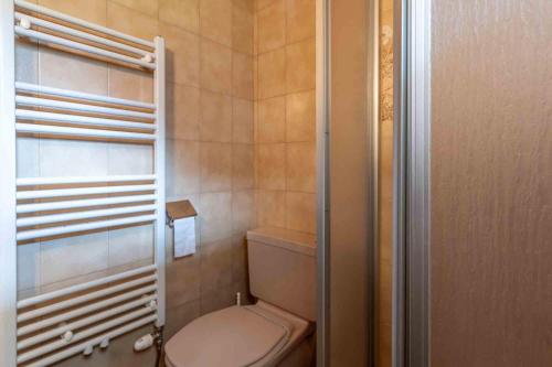 - une petite salle de bains avec des toilettes et une porte dans l'établissement Ferienwohnung Angelika, à Sankt Gallenkirch