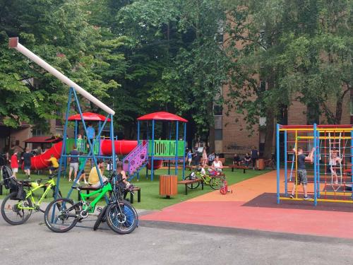 un parque infantil con 2 bicicletas estacionadas en un parque en Apartman MINNA2, free parking, en Osijek