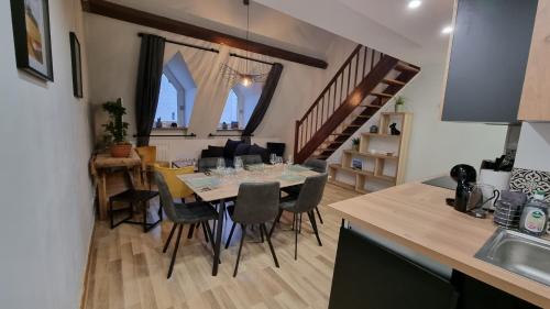 a kitchen and dining room with a table and chairs at Duplex Saint-Pierre - Parking et wifi gratuit in Chartres