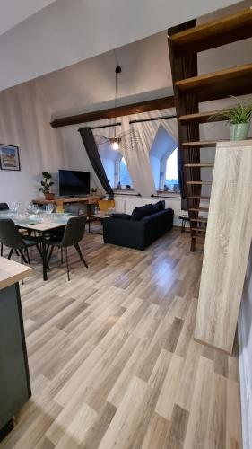 un salon avec un canapé et une table dans l'établissement Duplex Saint-Pierre - Parking et wifi gratuit, à Chartres