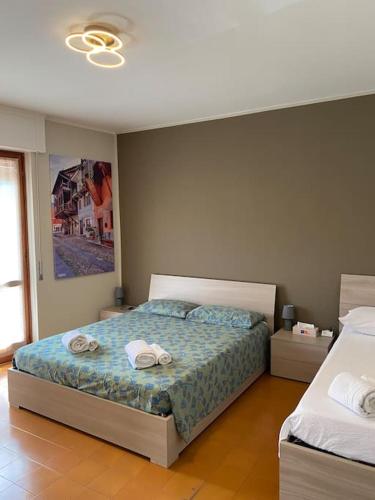 1 dormitorio con 1 cama con toallas en Casa Vacanze Dell'Oro (Appartamento & Garage), en Domodossola