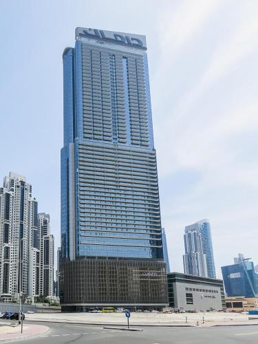 ein großes Gebäude in einer Stadt mit hohen Gebäuden in der Unterkunft PTR 3001-Lovely 1 Bedroom in Paramount Midtown in Dubai