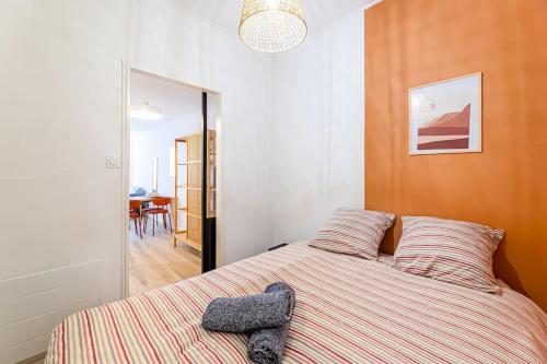 une chambre avec un lit avec un oreiller dessus dans l'établissement Le Ciotaden Cosy T3 en Centre ville-Plages-Parking, à La Ciotat