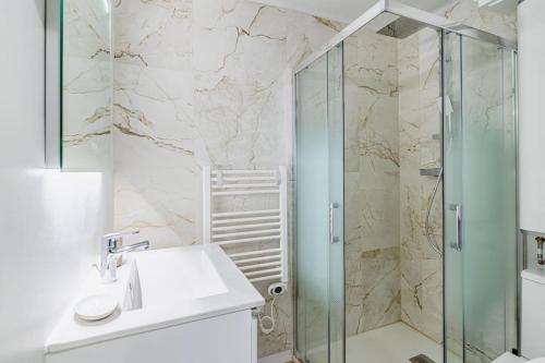 une salle de bain avec une douche en verre et un lavabo dans l'établissement Le Ciotaden Cosy T3 en Centre ville-Plages-Parking, à La Ciotat