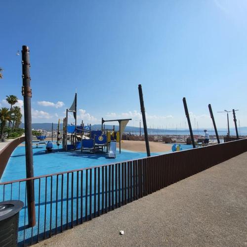 - une aire de jeux sur une plage avec une clôture dans l'établissement Le Ciotaden Cosy T3 en Centre ville-Plages-Parking, à La Ciotat
