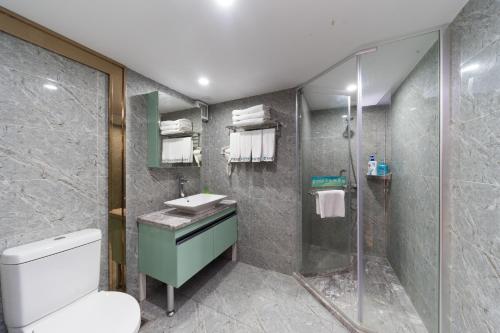uma casa de banho com um WC, um lavatório e um chuveiro em WAIFIDEN Duplex Hotel Apartment Zhongyong Jinyu Branch em Guangzhou