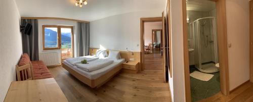 - une chambre avec un lit et une douche à l'italienne dans l'établissement Apartment Oberguggenhausen, à Brixen im Thale