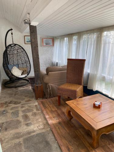 ein Wohnzimmer mit einem Sofa und einem Tisch in der Unterkunft cottage a la ferme in Lengronne
