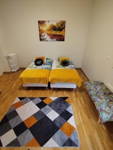 Cette chambre comprend 2 lits et un tapis. dans l'établissement Appartement familial, calme et spacieux, à Strasbourg