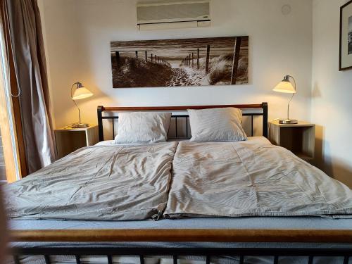 1 dormitorio con 1 cama con 2 lámparas a ambos lados en Michael's Nest en Viena