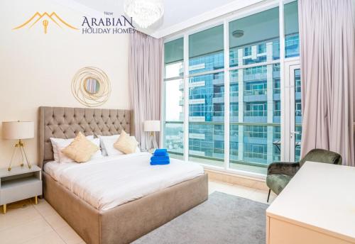 New Arabian Trident Waterfront Dubai Marina في دبي: غرفة نوم بسرير ونافذة كبيرة