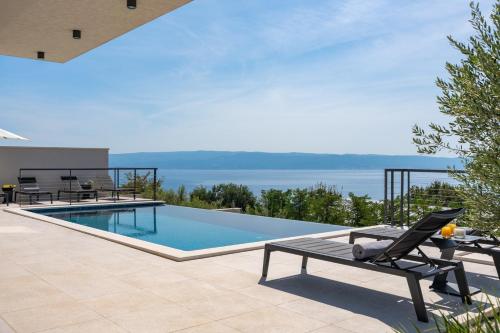 Stylish Villa Olea with heated pool and panoramic sea views