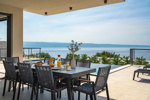 Stylish Villa Olea with heated pool and panoramic sea views