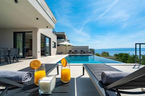 Stylish Villa Olea with heated pool and panoramic sea views