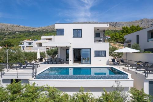 Stylish Villa Olea with heated pool and panoramic sea views
