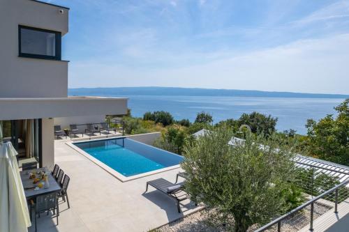 Stylish Villa Olea with heated pool and panoramic sea views