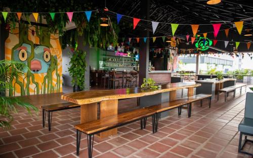 una fila de bancos en un restaurante con banderas en Mad Monkey Hostel Siem Reap en Siem Riep