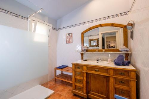 レスカラにあるCostabravaforrent Masramonのバスルーム(洗面台、鏡付)