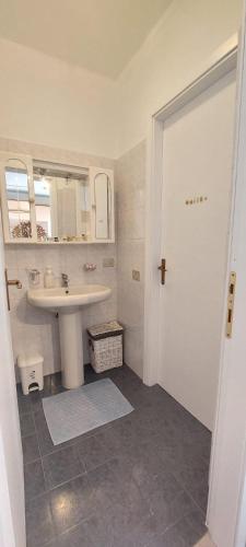 a bathroom with a sink and a mirror at Deliziosa Casa Mignon in Luisago