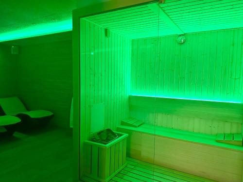 a green room with a trash can in a bathroom at Apartamentos&Spa Mundakaport in Mundaka
