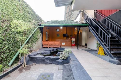 un edificio con una escalera y una fuente en un patio en Hotel Safara Yogyakarta, en Yogyakarta