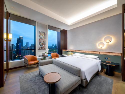 杭州的住宿－杭州木棉花酒店，酒店客房设有一张床和一个大窗户