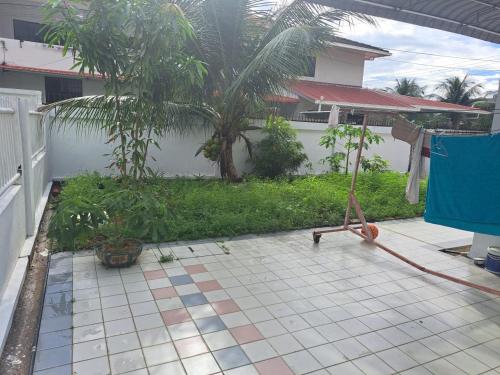 um pátio com piso em azulejo em frente a uma casa em Bintulu AirBnB Homestay em Bintulu