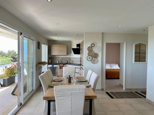 une salle à manger et une cuisine avec une table et des chaises dans l'établissement Spacieux apt à proximité du port: clim et parking, à Bandol