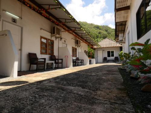 a courtyard of a house with a table and chairs at Lemon Guesthouse in Ko Chang