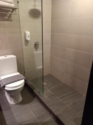 Bilik mandi di Kinabalu Daya Hotel