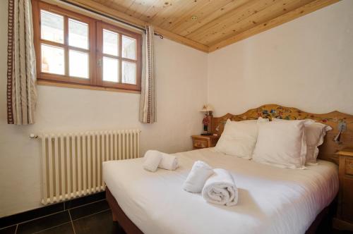 een slaapkamer met een bed met handdoeken erop bij Appartement Petite Charline in Tignes
