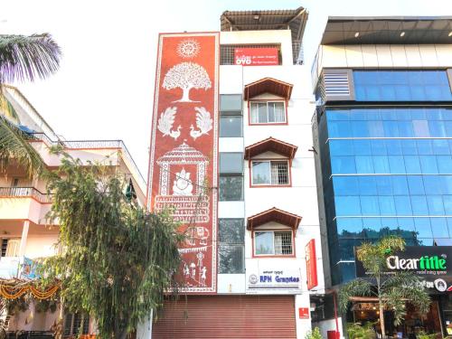 een gebouw met een bord aan de zijkant bij OYO Hotel Royal INN Near Nexus Mall Koramangala in Bangalore