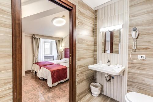 ローマにあるホテル ミロのバスルーム(ベッド1台、シンク、鏡付)